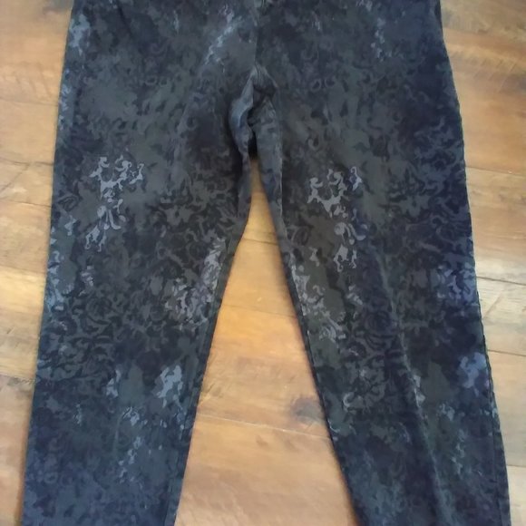 Gloria Vanderbilt Denim - EUC  GloriaVnderblt damask brushed denim Jeans w camo effect Size 16-18